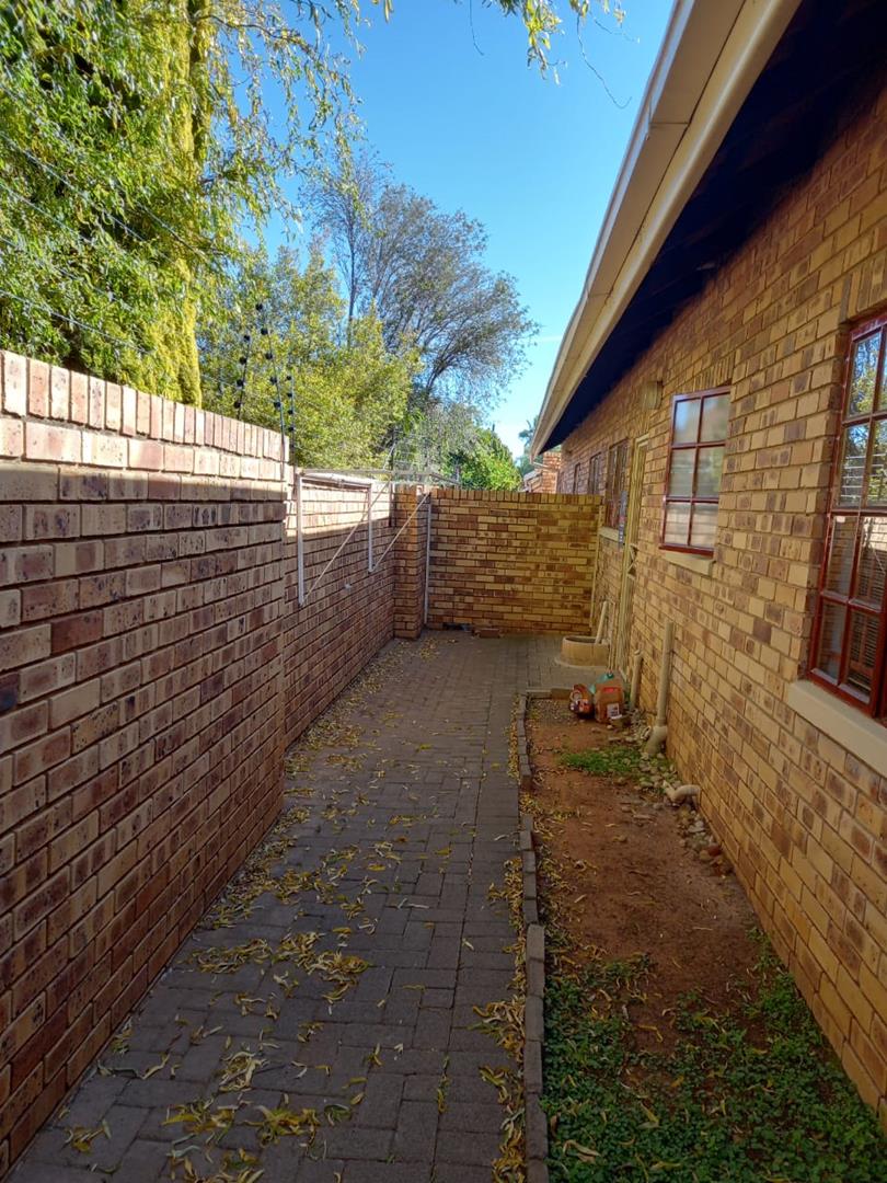 2 Bedroom Property for Sale in Langenhovenpark Free State